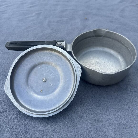 Vintage Magnalite 1 Quart Aluminum Saucepan With Lid & Black Handle Double Spout - Picture 10 of 10